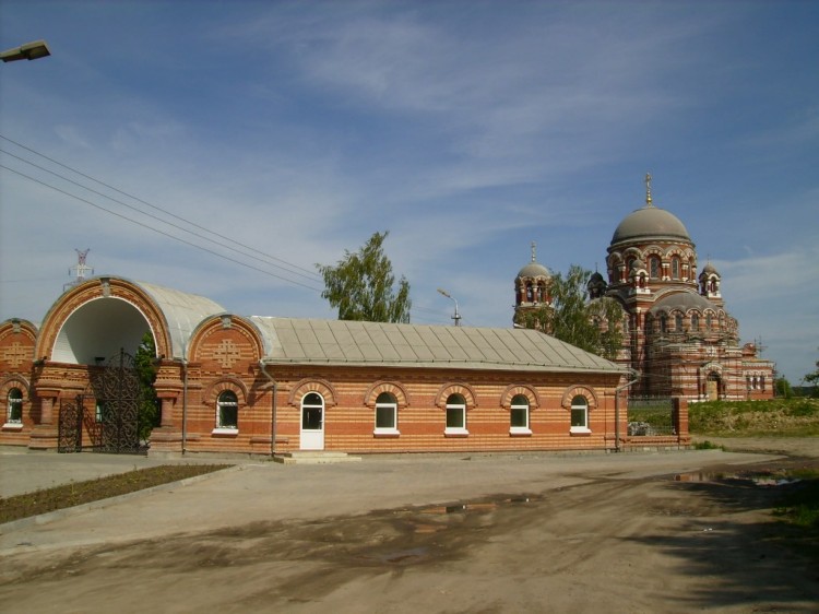 Коломна. Церковь Троицы Живоначальной в Щурове. общий вид в ландшафте
