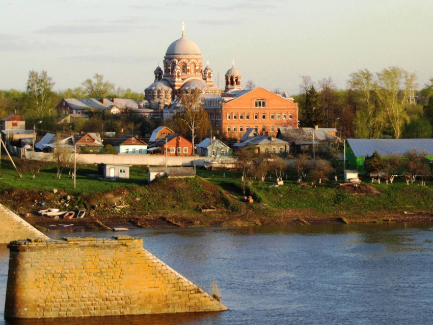 Коломна. Церковь Троицы Живоначальной в Щурове. общий вид в ландшафте, вид с севера