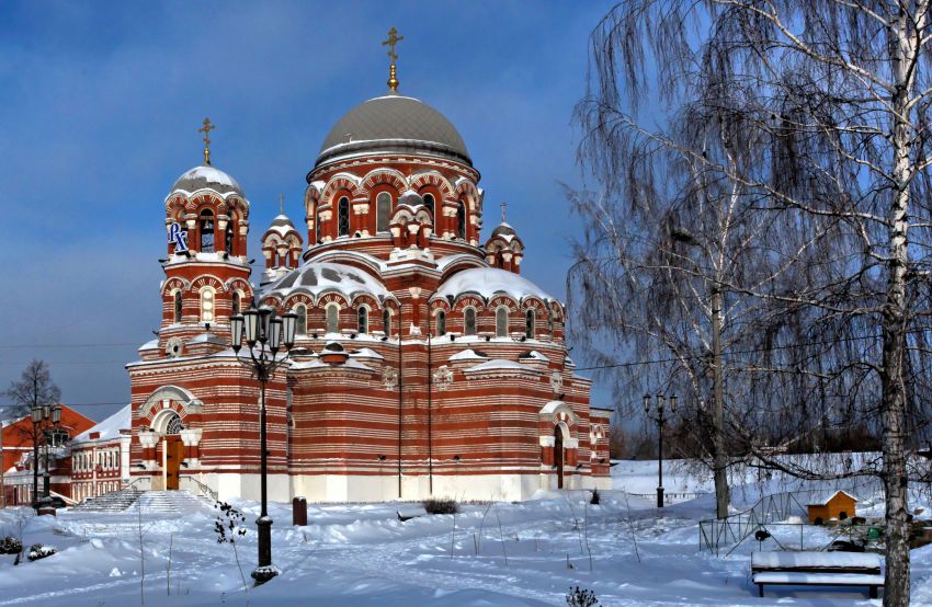 Коломна. Церковь Троицы Живоначальной в Щурове. общий вид в ландшафте