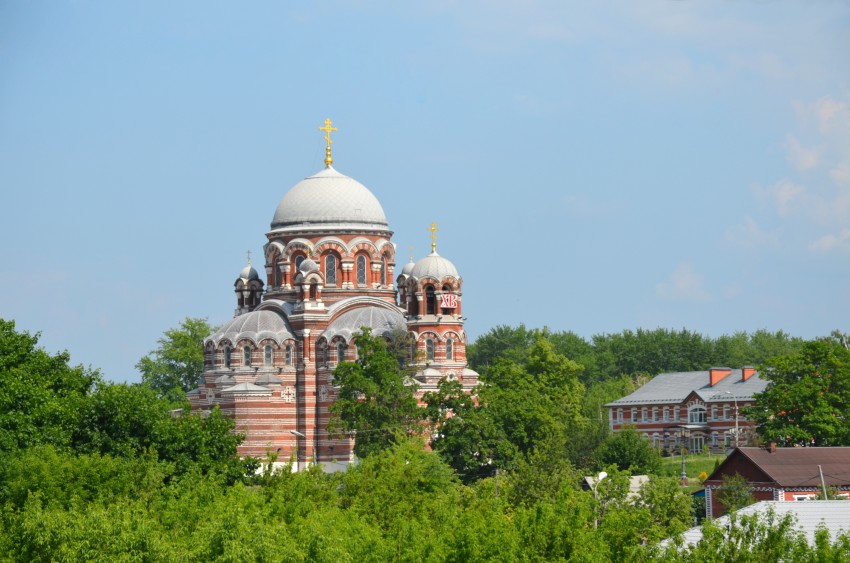 Коломна. Церковь Троицы Живоначальной в Щурове. общий вид в ландшафте