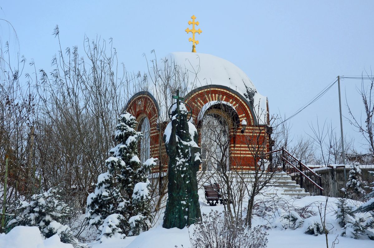 Церковь Троицы Живоначальной в Щурове, Коломна (Коломенский городской округ, Московская область). дополнительная информация, Памятник Андрею Первозванному на фоне надкладезной часовни