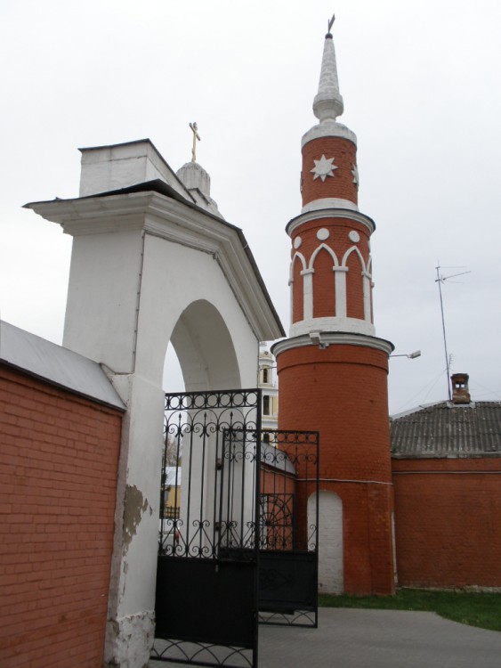 Брусенский Успенский монастырь, Коломна (Коломенский городской округ, Московская область). дополнительная информация, Ворота монастыря и северо-западная башня монастырской ограды