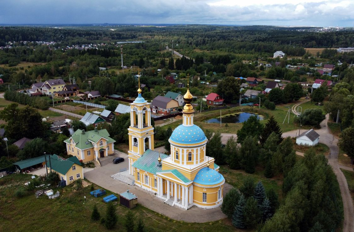 Бужаниново. Церковь Николая Чудотворца. общий вид в ландшафте