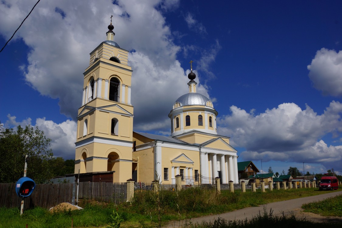 Церковь Николая Чудотворца, Дерюзино (Сергиево-Посадский городской округ, Московская область). общий вид в ландшафте