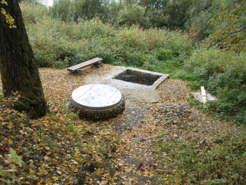 Церковь Михаила Архангела, Шарапово (Сергиево-Посадский городской округ, Московская область). дополнительная информация, Святой источник возле храма