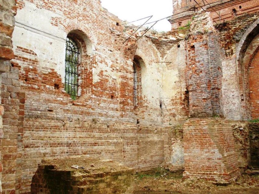 Церковь Михаила Архангела, Шарапово (Сергиево-Посадский городской округ, Московская область). интерьер и убранство, Средняя часть в интерьере