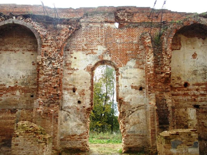 Церковь Михаила Архангела, Шарапово (Сергиево-Посадский городской округ, Московская область). интерьер и убранство, Средняя часть в интерьере