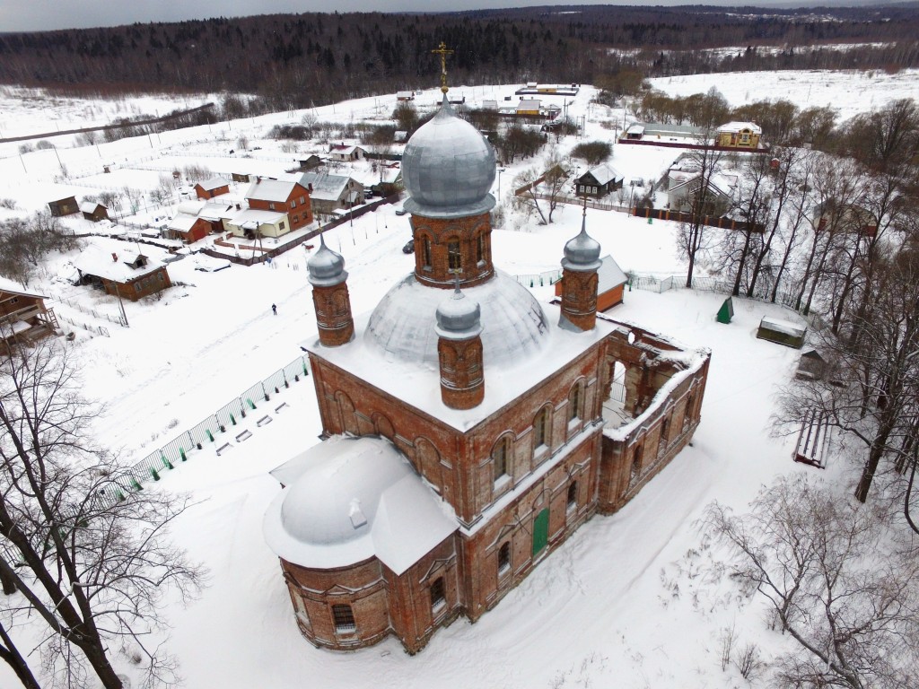 Церковь Михаила Архангела, Шарапово (Сергиево-Посадский городской округ, Московская область). общий вид в ландшафте, Вид с северо-востока, фото с квадрокоптера