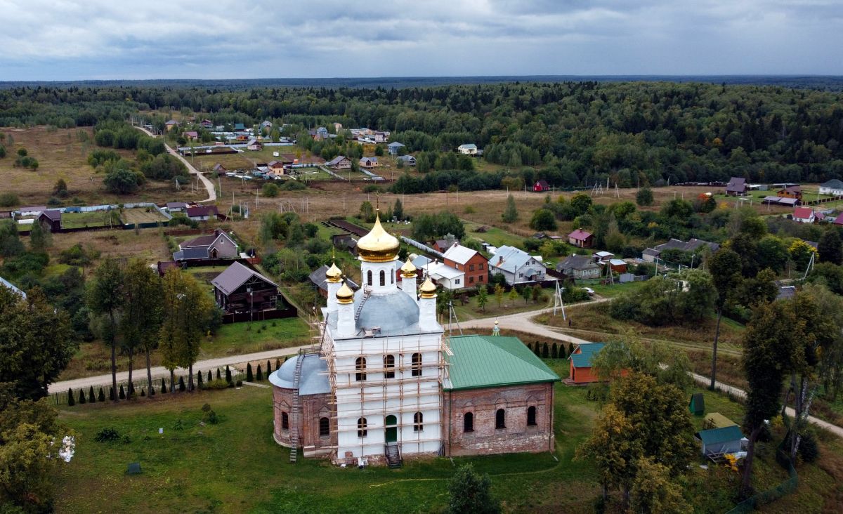 Церковь Михаила Архангела, Шарапово (Сергиево-Посадский городской округ, Московская область). общий вид в ландшафте