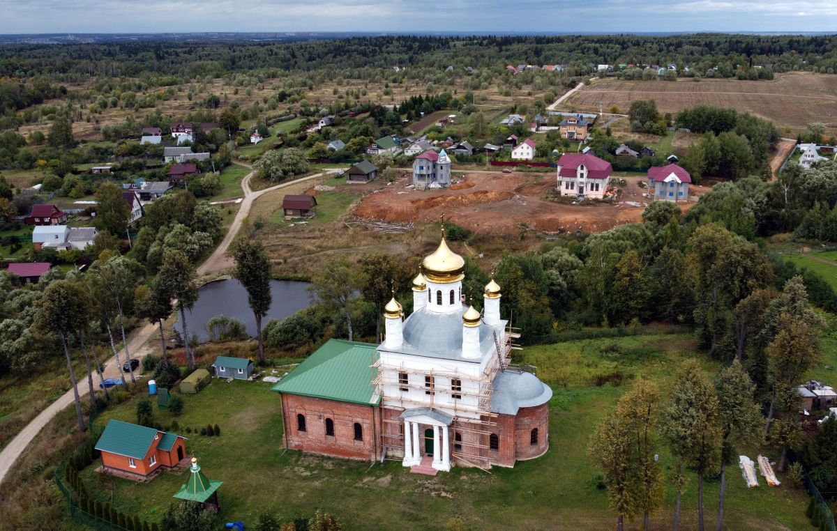 Церковь Михаила Архангела, Шарапово (Сергиево-Посадский городской округ, Московская область). общий вид в ландшафте