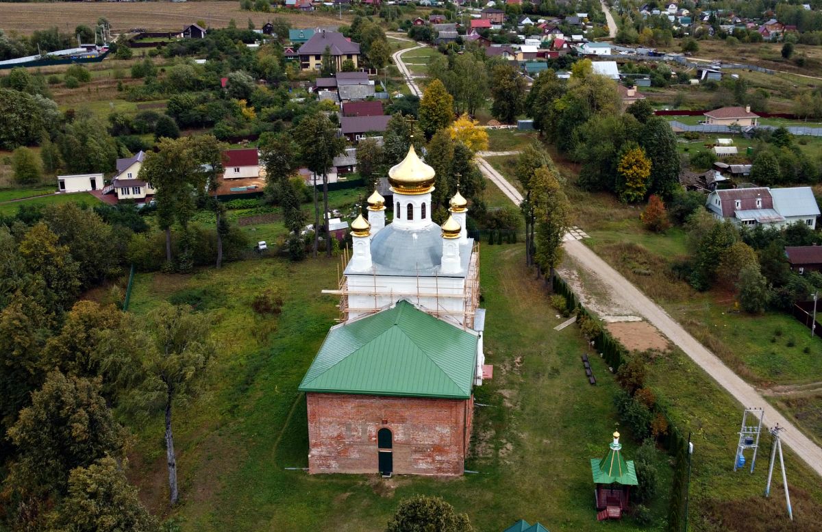 Шарапово. Церковь Михаила Архангела. общий вид в ландшафте