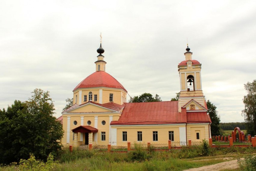 Церковь Иоанна Богослова, Слотино (Сергиево-Посадский городской округ, Московская область). общий вид в ландшафте, Вид с севера