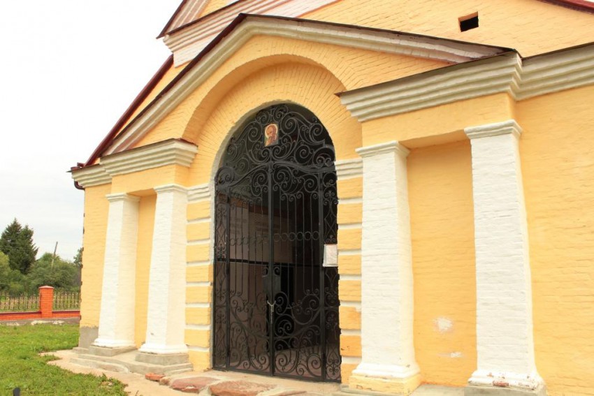 Церковь Иоанна Богослова, Слотино (Сергиево-Посадский городской округ, Московская область). архитектурные детали, Фрагмент западного фасада