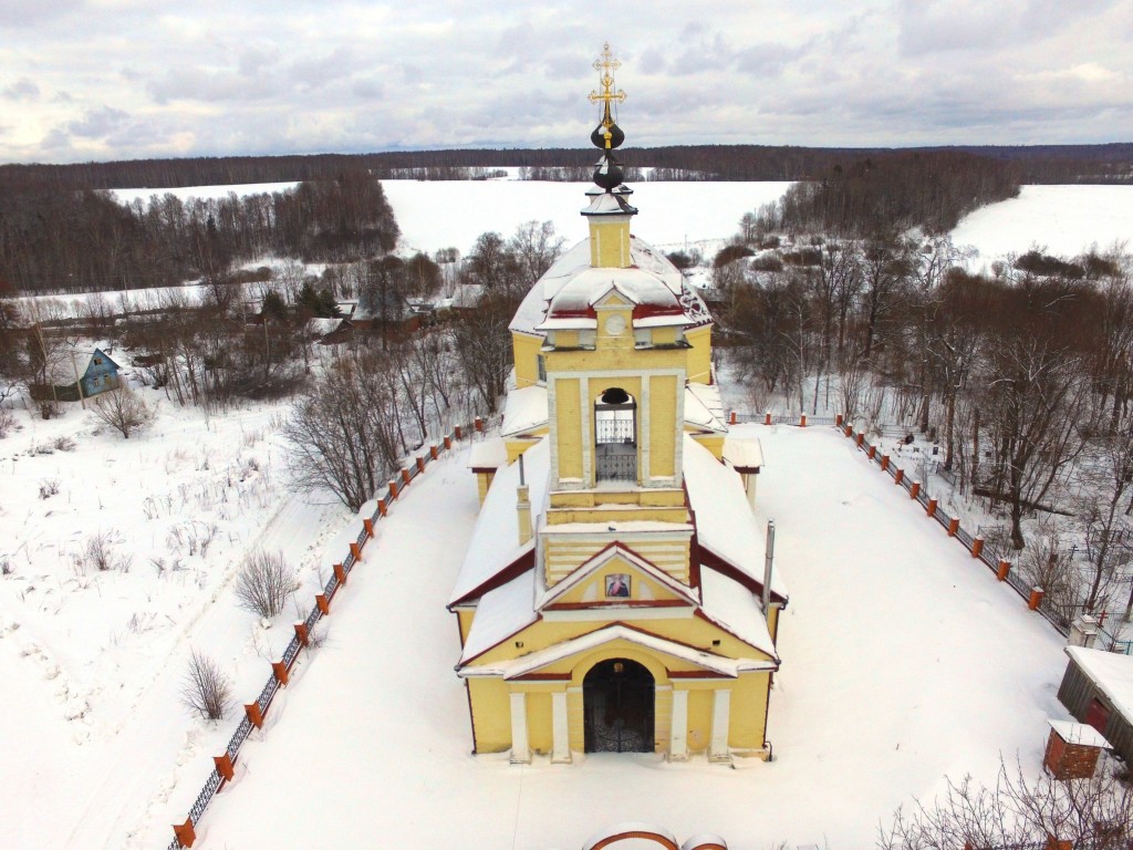 Слотино. Церковь Иоанна Богослова. общий вид в ландшафте, Вид с запада, фото с квадрокоптера