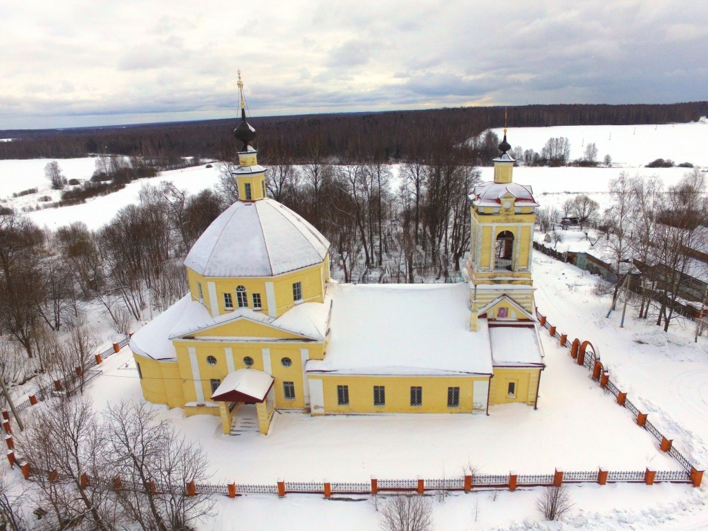Слотино. Церковь Иоанна Богослова. общий вид в ландшафте, Вид с севера, фото с квадрокоптера