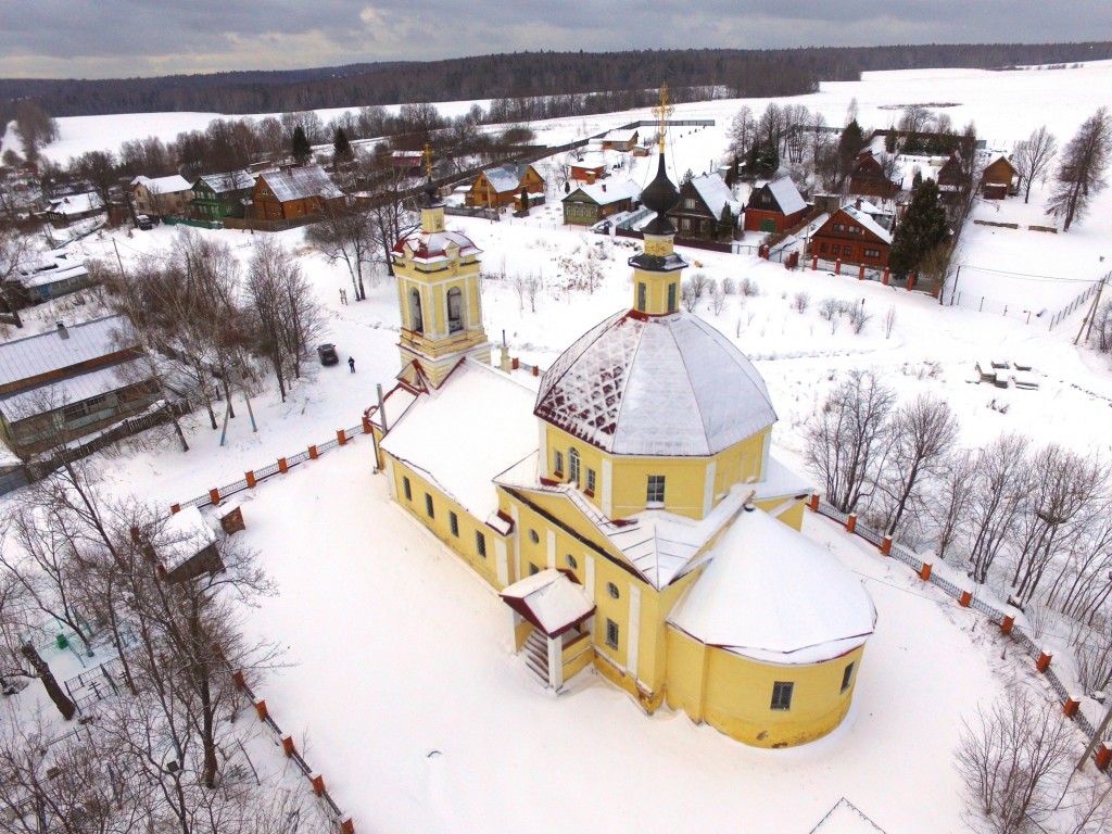 Церковь Иоанна Богослова, Слотино (Сергиево-Посадский городской округ, Московская область). общий вид в ландшафте, Вид с юго-востока, фото с квадрокоптера