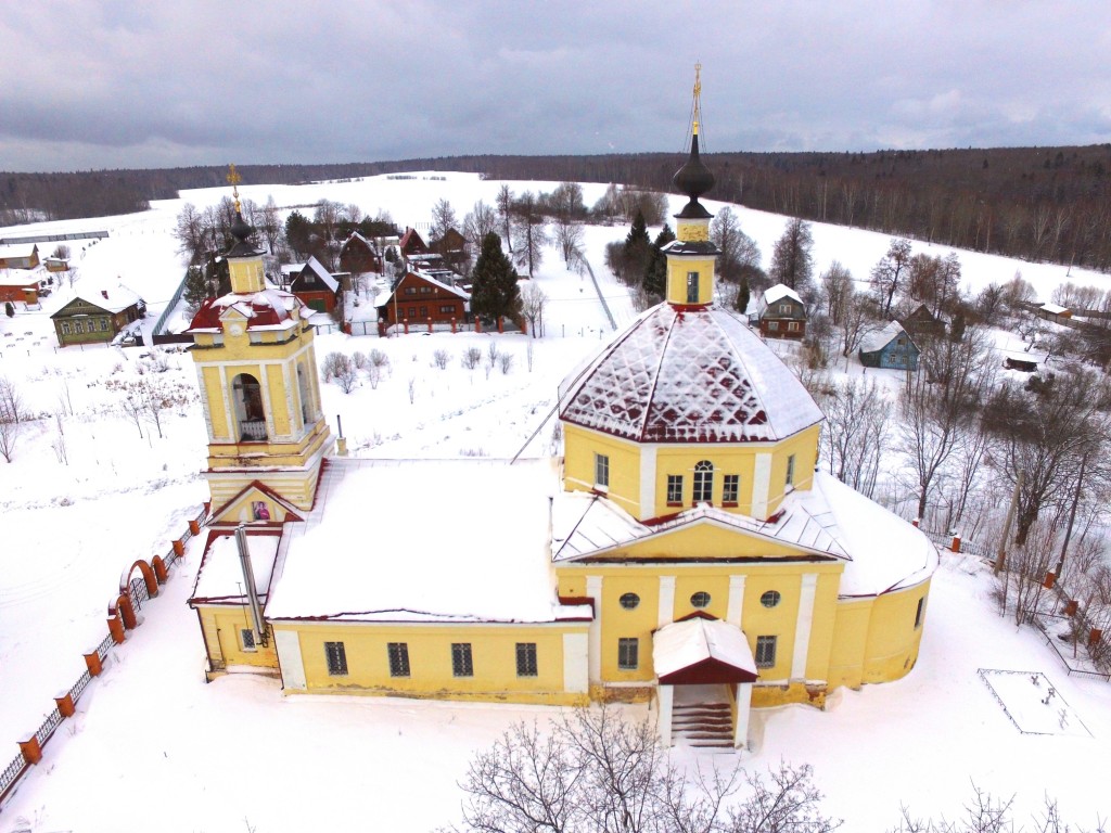Церковь Иоанна Богослова, Слотино (Сергиево-Посадский городской округ, Московская область). общий вид в ландшафте, Вид с юга, фото с квадрокоптера
