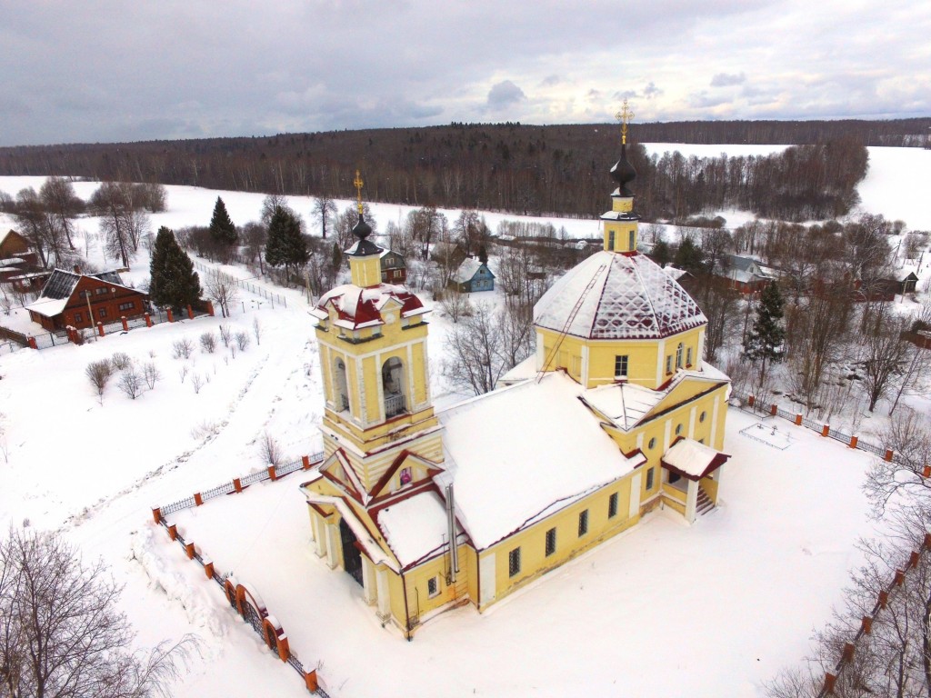 Церковь Иоанна Богослова, Слотино (Сергиево-Посадский городской округ, Московская область). общий вид в ландшафте, Вид с юго-запада, фото с квадрокоптера