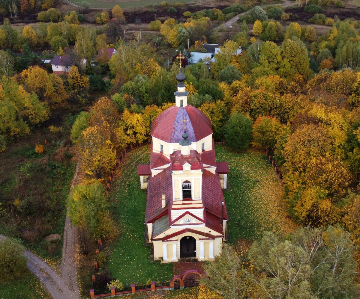 Церковь Иоанна Богослова, Слотино (Сергиево-Посадский городской округ, Московская область). общий вид в ландшафте