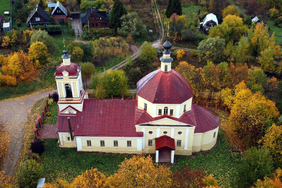Церковь Иоанна Богослова, Слотино (Сергиево-Посадский городской округ, Московская область). общий вид в ландшафте