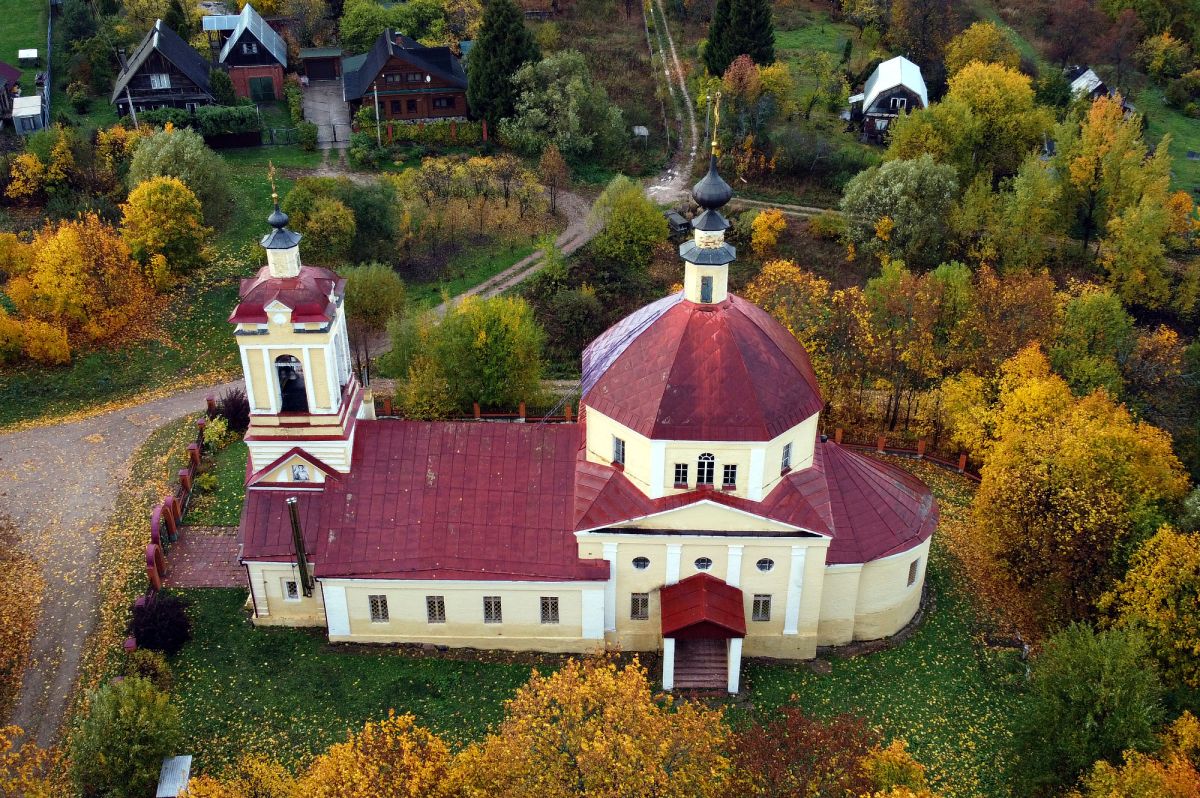 Слотино. Церковь Иоанна Богослова. общий вид в ландшафте