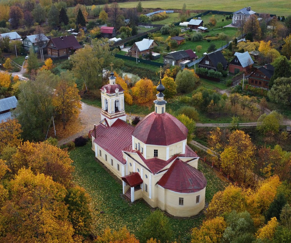 Церковь Иоанна Богослова, Слотино (Сергиево-Посадский городской округ, Московская область). общий вид в ландшафте