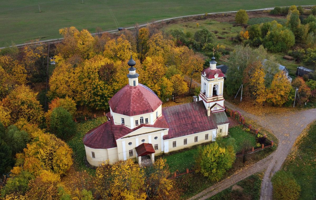 Церковь Иоанна Богослова, Слотино (Сергиево-Посадский городской округ, Московская область). общий вид в ландшафте