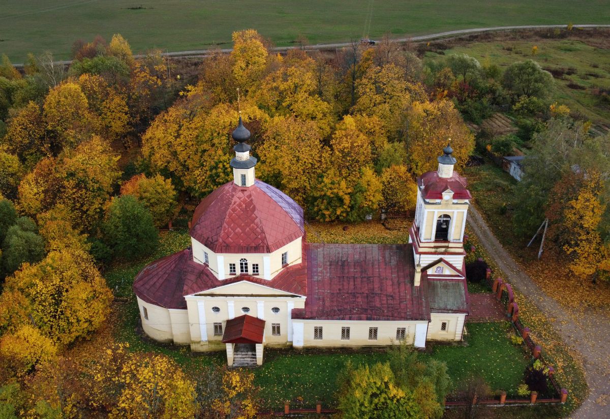 Церковь Иоанна Богослова, Слотино (Сергиево-Посадский городской округ, Московская область). общий вид в ландшафте