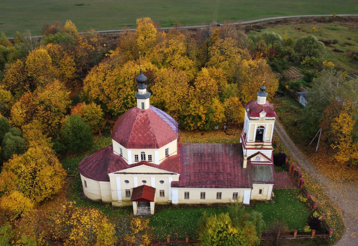 Слотино. Церковь Иоанна Богослова. общий вид в ландшафте