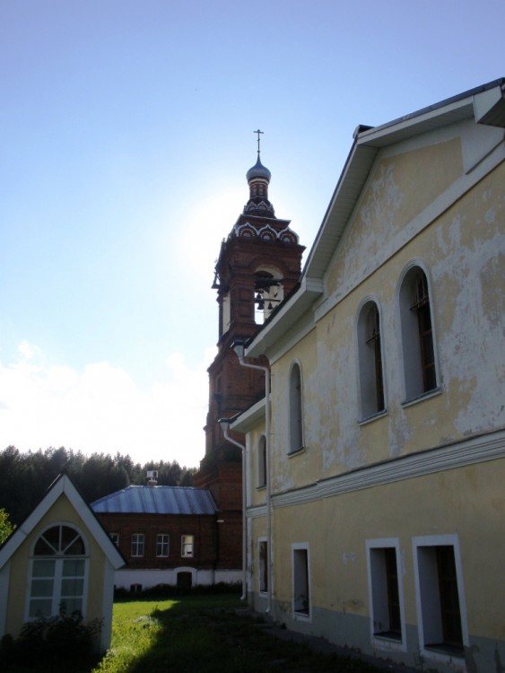 Параклит-Тарбеева пустынь, Смена (Сергиево-Посадский городской округ, Московская область). дополнительная информация, На переднем плане справа - Параклитов храм, слева - колодец, на дальнем плане - колокольня.