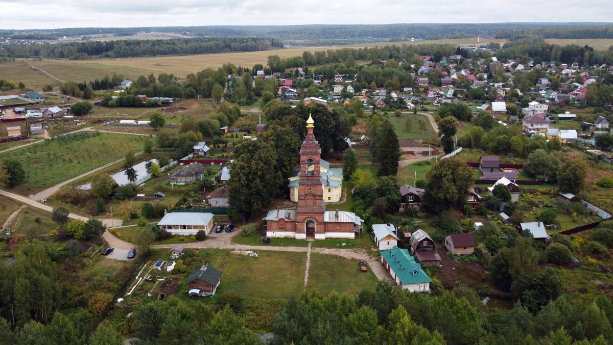 Параклит-Тарбеева пустынь, Смена (Сергиево-Посадский городской округ, Московская область). общий вид в ландшафте