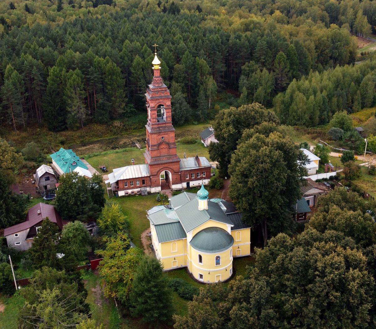 Параклит-Тарбеева пустынь, Смена (Сергиево-Посадский городской округ, Московская область). общий вид в ландшафте
