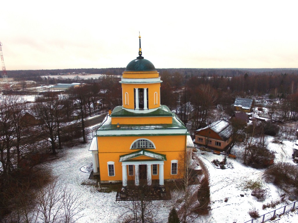 Церковь Воздвижения Креста Господня, Воздвиженское (Сергиево-Посадский городской округ, Московская область). общий вид в ландшафте, Вид с севера