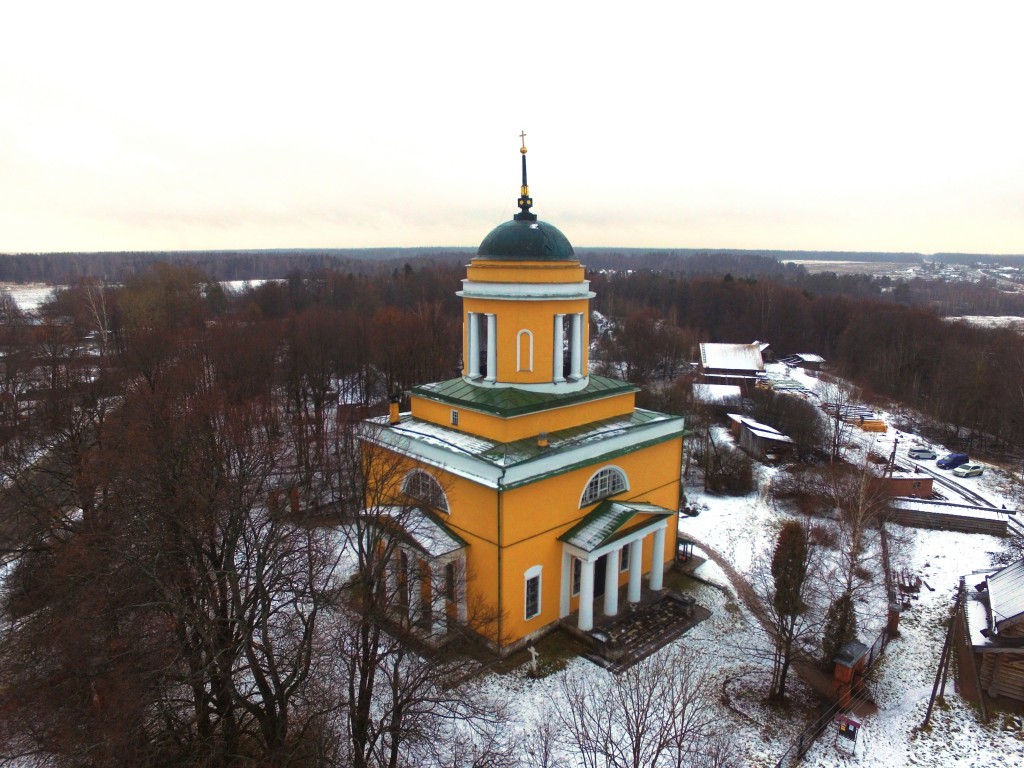 Воздвиженское. Церковь Воздвижения Креста Господня. общий вид в ландшафте, Вид с северо-востока