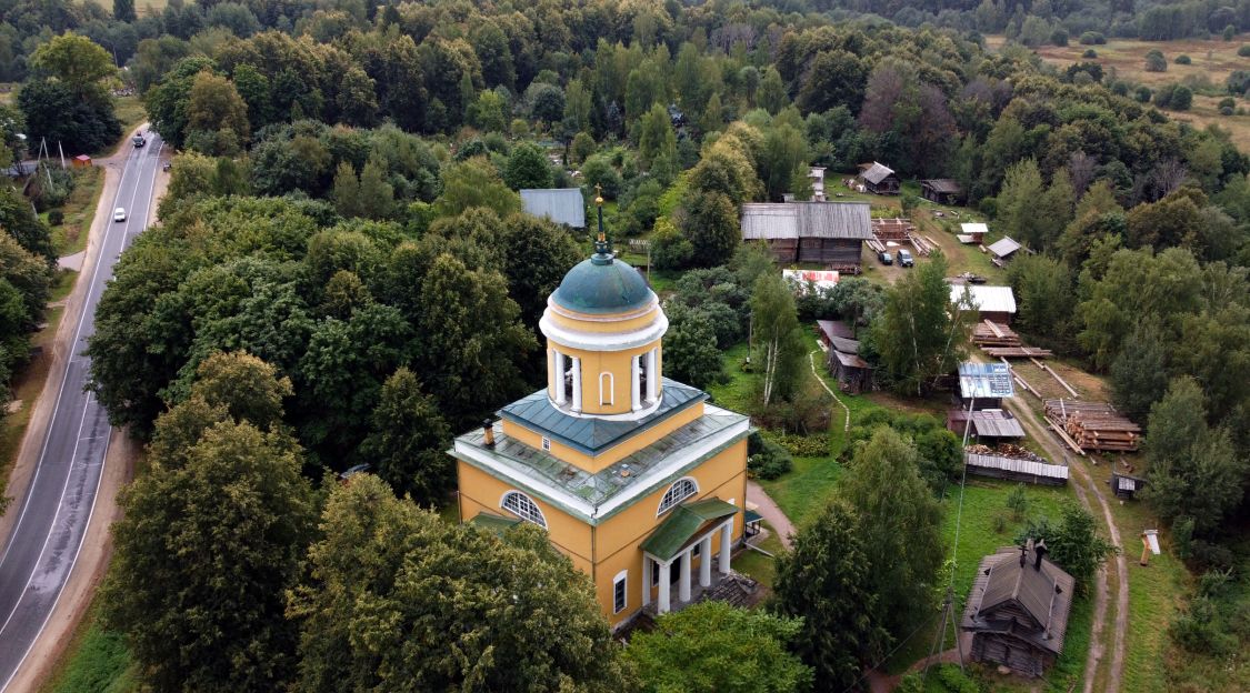 Церковь Воздвижения Креста Господня, Воздвиженское (Сергиево-Посадский городской округ, Московская область). общий вид в ландшафте
