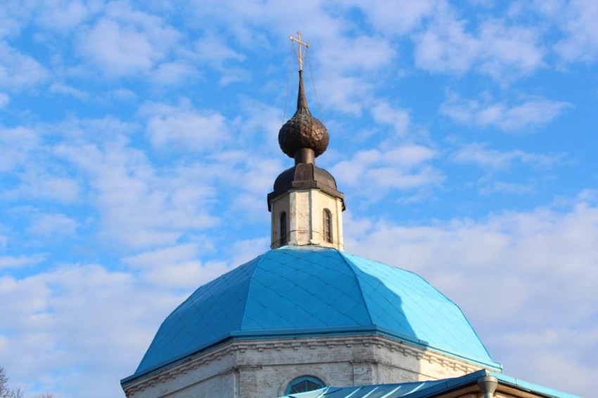 Церковь Тихвинской иконы Божией Матери, Выпуково (Сергиево-Посадский городской округ, Московская область). архитектурные детали, Завершение основного объема храма
