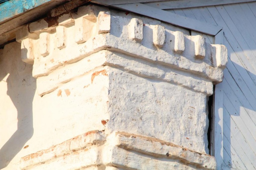 Церковь Тихвинской иконы Божией Матери, Выпуково (Сергиево-Посадский городской округ, Московская область). архитектурные детали, Фрагмент южного фасада храма