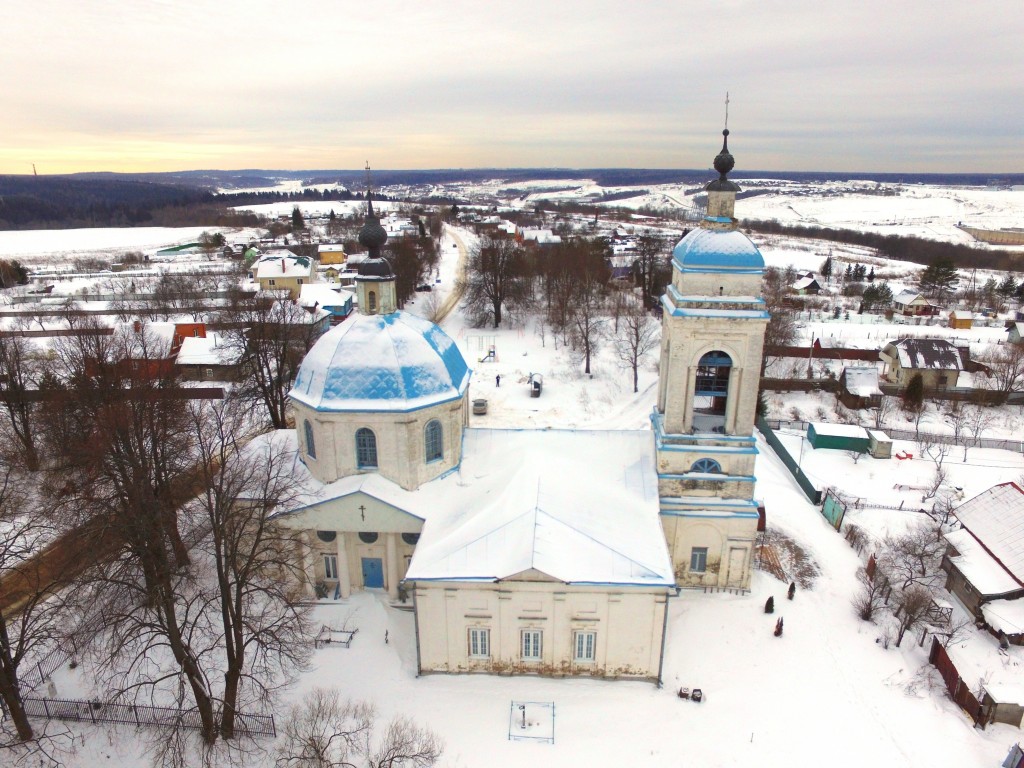 Выпуково. Церковь Тихвинской иконы Божией Матери. общий вид в ландшафте, Вид с севера, фото с квадрокоптера