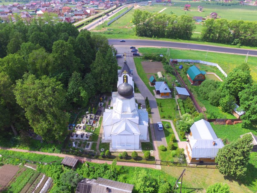 Церковь Спаса Нерукотворного Образа (каменная), Деулино (Сергиево-Посадский городской округ, Московская область). общий вид в ландшафте, Вид с востока, фото с квадрокоптера