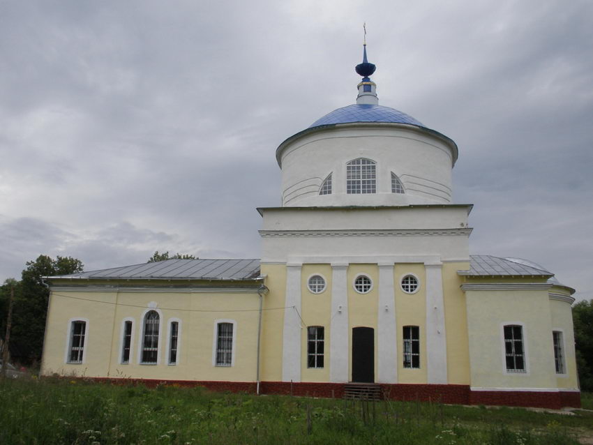 Церковь Успения Пресвятой Богородицы, Закубежье (Сергиево-Посадский городской округ, Московская область). общий вид в ландшафте, Вид с юга