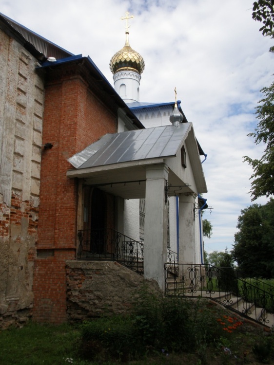 Церковь Сретения Господня, Константиново (Сергиево-Посадский городской округ, Московская область). архитектурные детали, Крыльцо храма