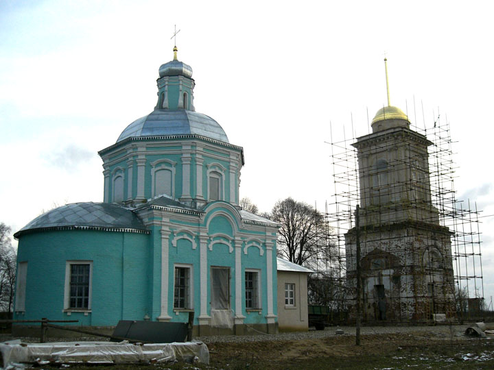 Церковь Покрова Пресвятой Богородицы, Кучки (Сергиево-Посадский городской округ, Московская область). общий вид в ландшафте