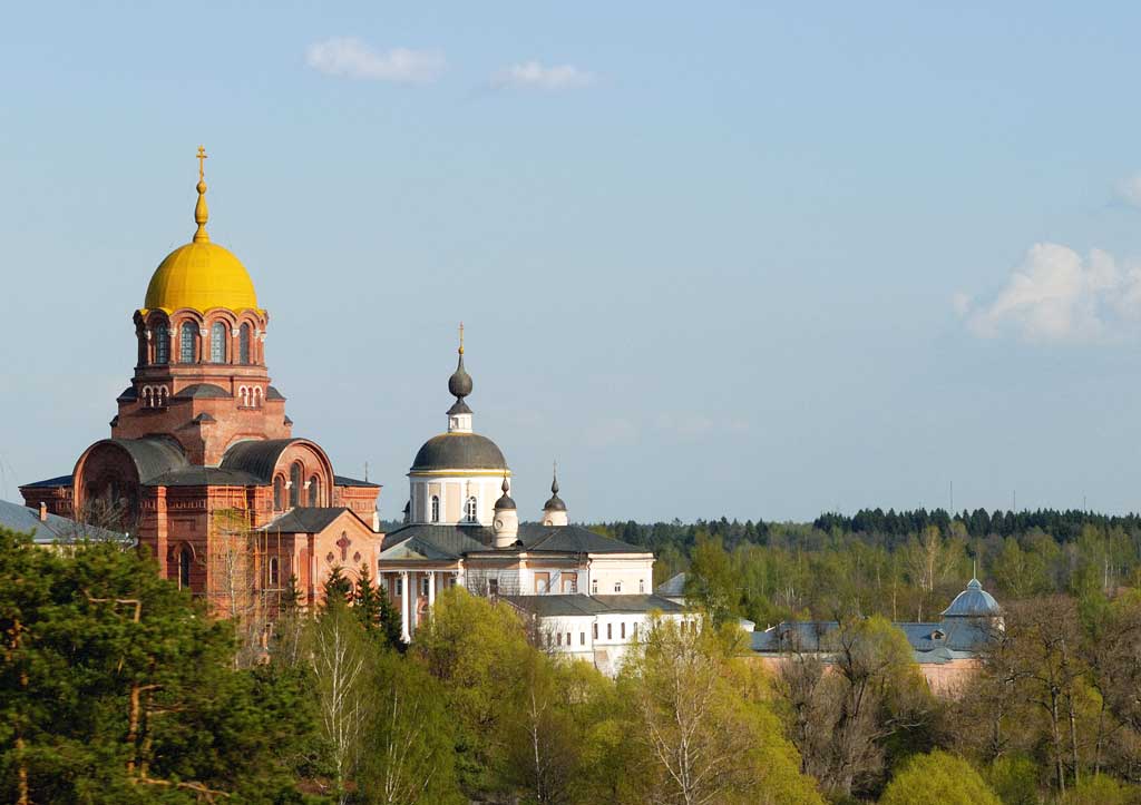 Хотьково. Покровский Хотьков монастырь. общий вид в ландшафте, Вид со стороны железной дороги.