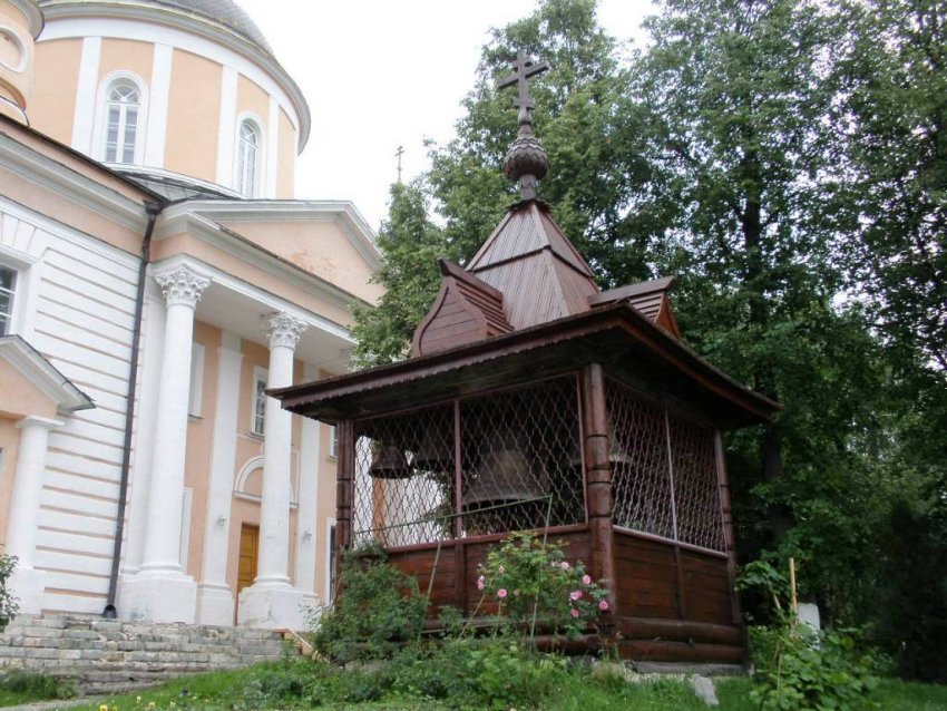 Покровский Хотьков монастырь, Хотьково (Сергиево-Посадский городской округ, Московская область). дополнительная информация, Слева  -  Покровский  собор,  справа  -  звонница