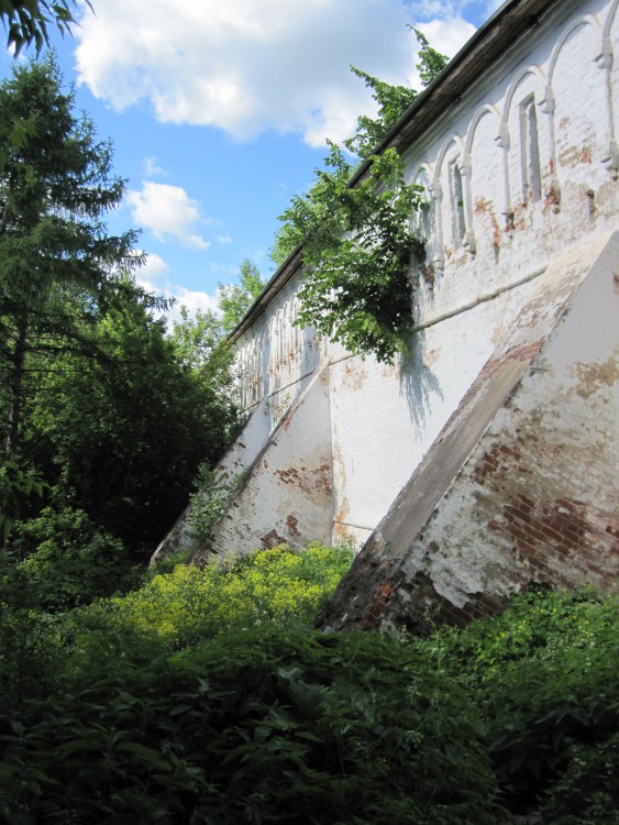Александров. Успенский монастырь. дополнительная информация, Участок западной стены с её внешней стороны