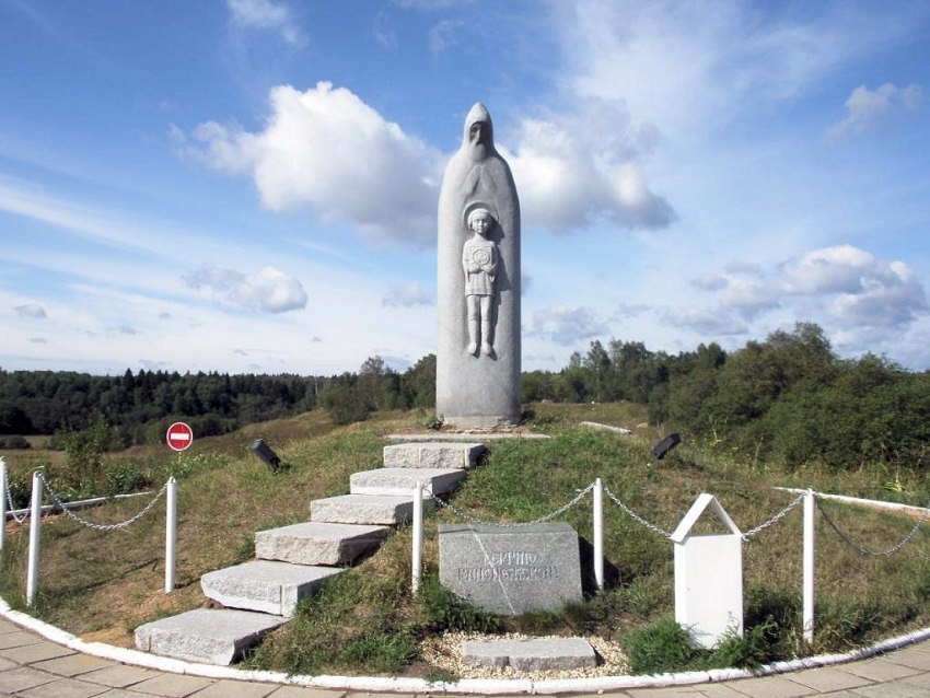 Радонеж (Городок). Церковь Спаса Преображения. дополнительная информация, Памятник преподобному Сергию Радонежскому возле Преображенского храма