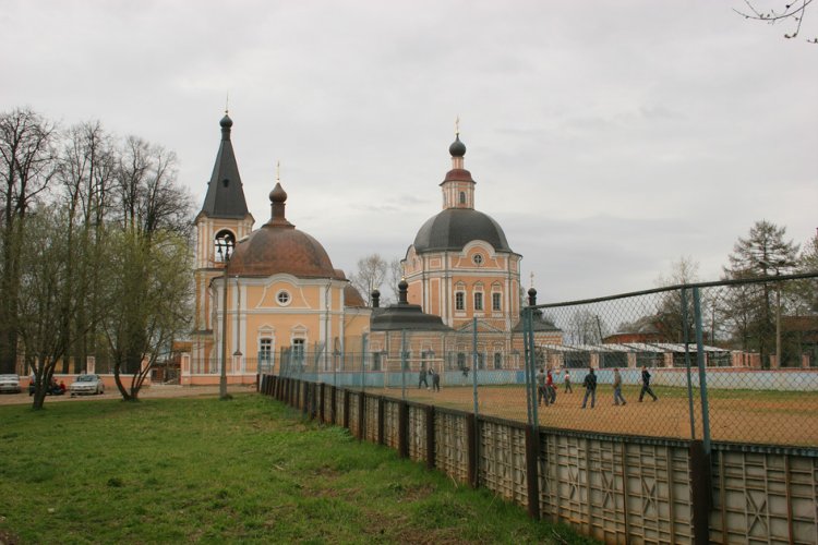 Церковь Успения Пресвятой Богородицы в Клементьеве, Сергиев Посад (Сергиево-Посадский городской округ, Московская область). общий вид в ландшафте