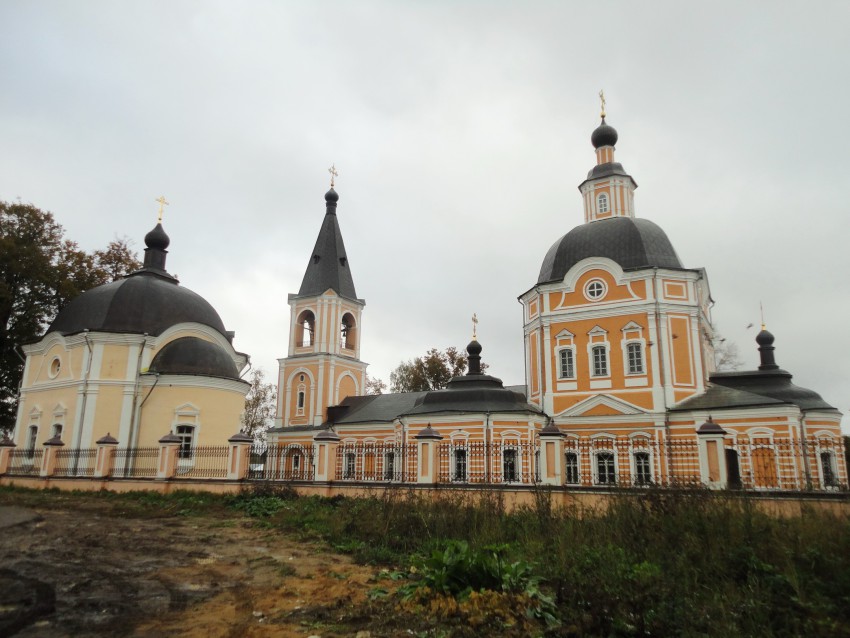 Церковь Успения Пресвятой Богородицы в Клементьеве, Сергиев Посад (Сергиево-Посадский городской округ, Московская область). общий вид в ландшафте
