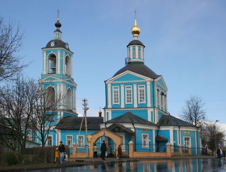 Сергиев Посад. Церковь Воскресения Словущего (Петра и Павла) в бывшей Каличьей слободе. общий вид в ландшафте