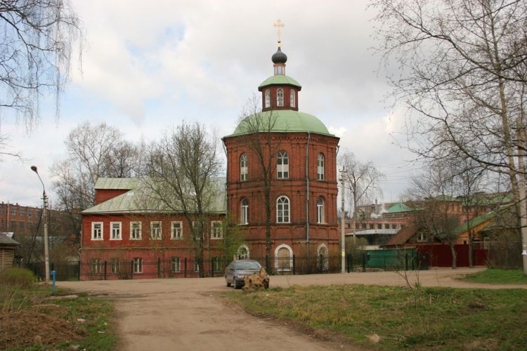 Сергиев Посад. Церковь Михаила Архангела в Красюковке. общий вид в ландшафте